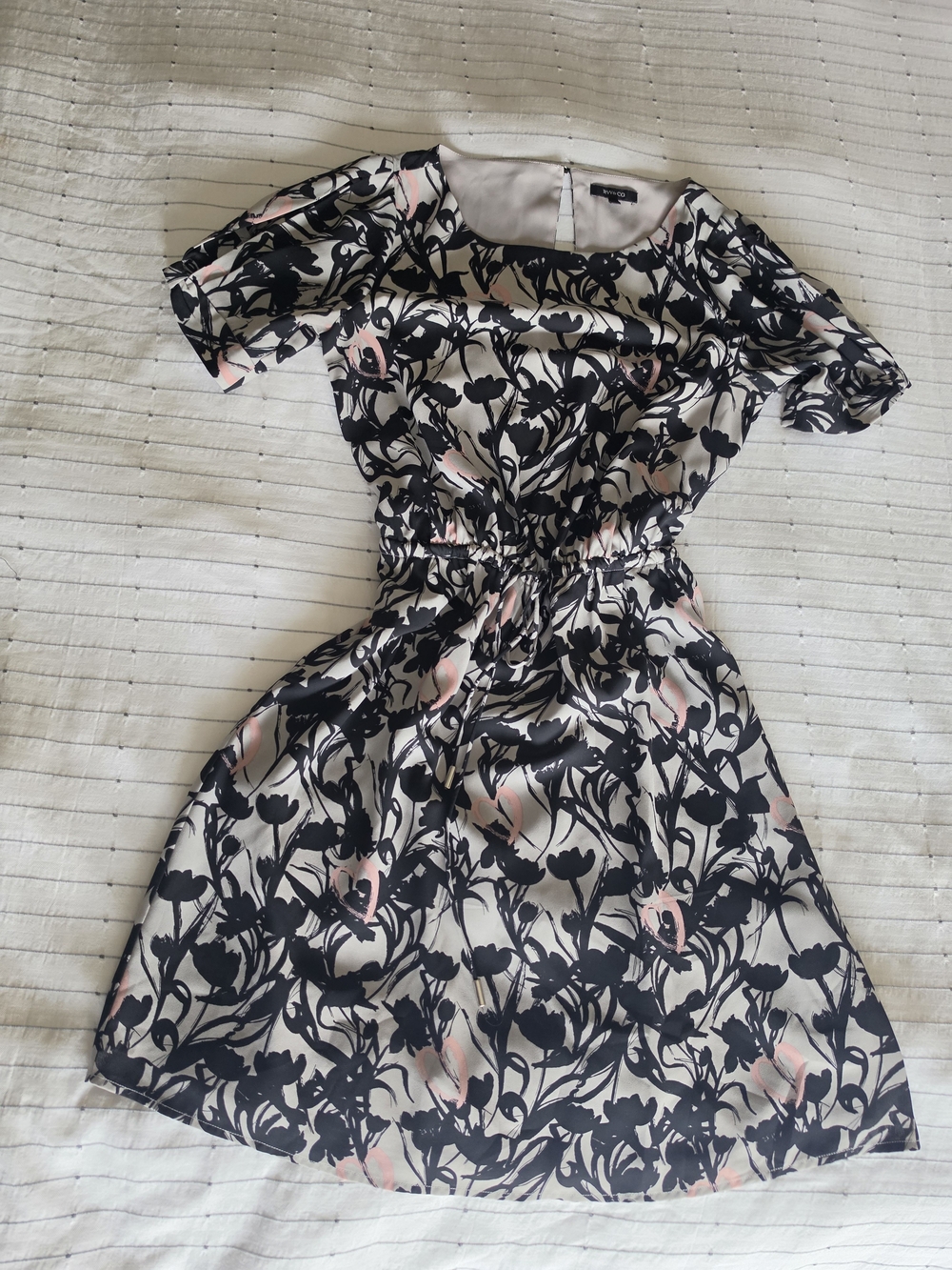 RW&Co Floral Print Short Sleeve Drawstring Waist Dress - Black & Pink